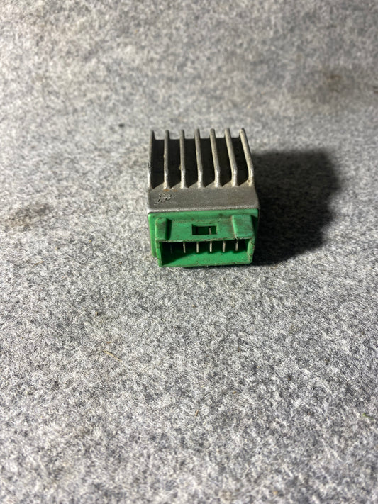 Jännitteensäädin 6 pin